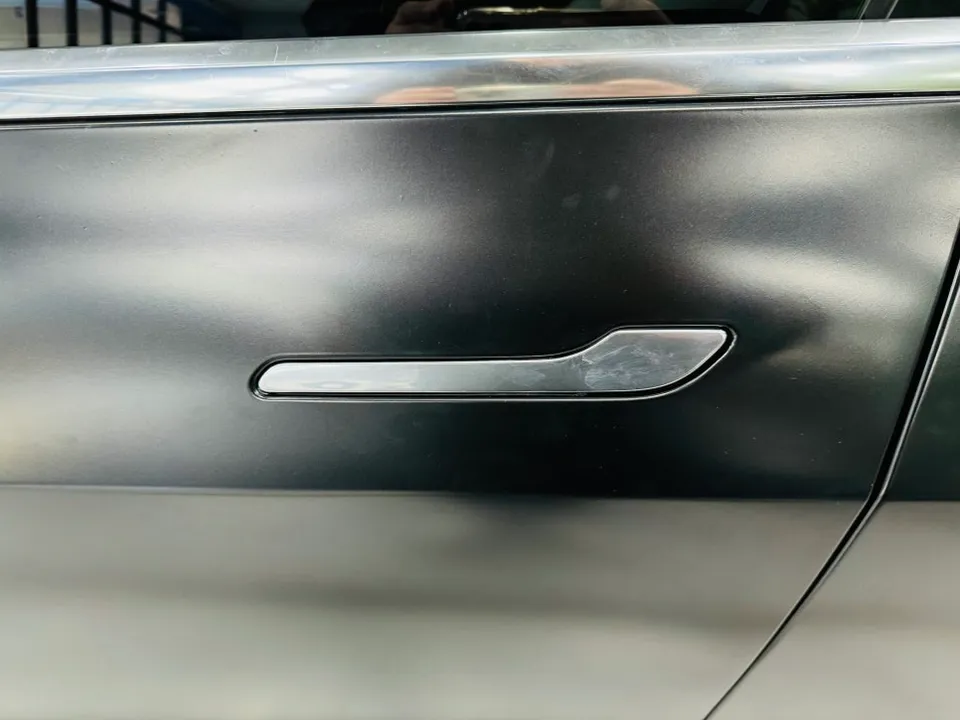 Tesla Model 3のカーラッピング事例｜クロームパーツの引き締め効果 施工写真 2-2