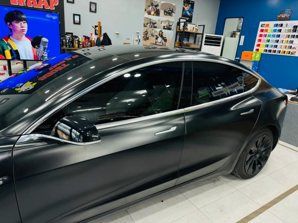 Tesla Model 3のカーラッピング事例｜クロームパーツの引き締め効果 施工写真 3-2
