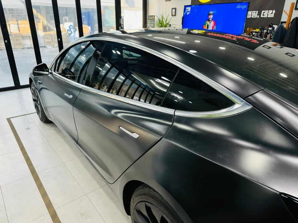Tesla Model 3のカーラッピング事例｜クロームパーツの引き締め効果 施工写真 1-3