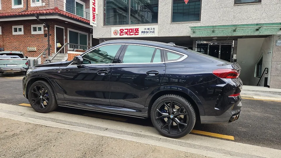 BMW X6のカーラッピング事例|リアルカーボン調の高級感 施工写真 1-1