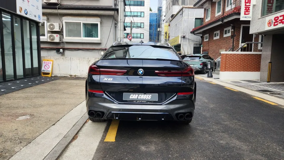 BMW X6のカーラッピング事例|リアルカーボン調の高級感 施工写真 2-1