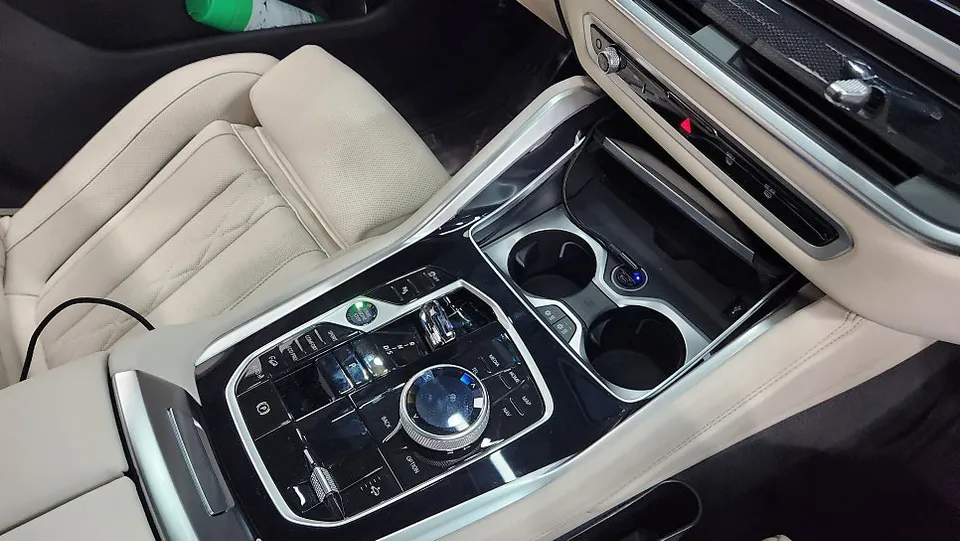 BMW X6のカーラッピング事例|リアルカーボン調の高級感 施工写真 1-2
