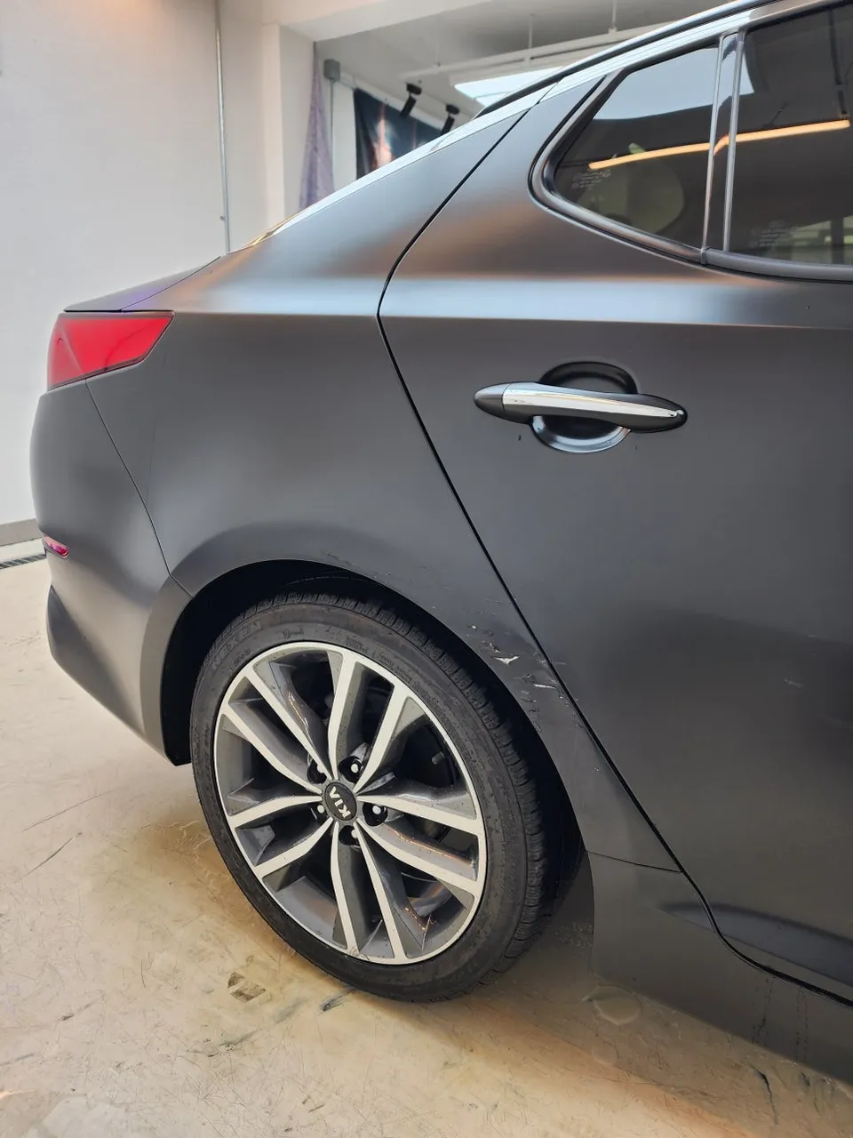 Kia K5 1st Genのカーラッピング事例|サテンブラックの仕上がり 施工写真 2-2