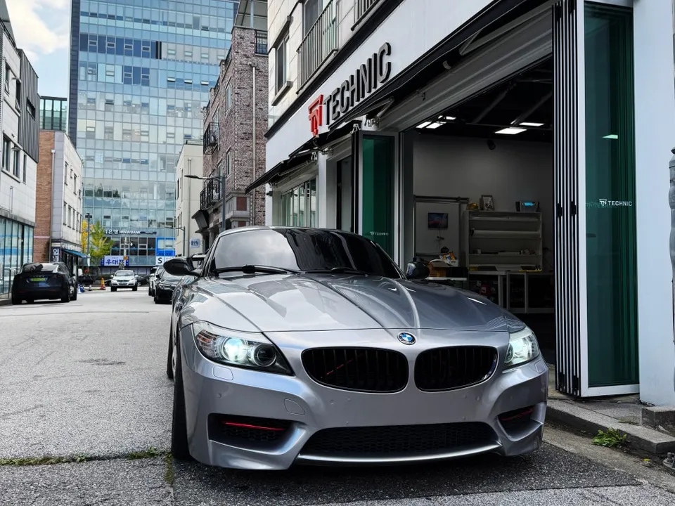 BMW Z4 カーラッピング事例｜GTシルバーで個性を演出 写真