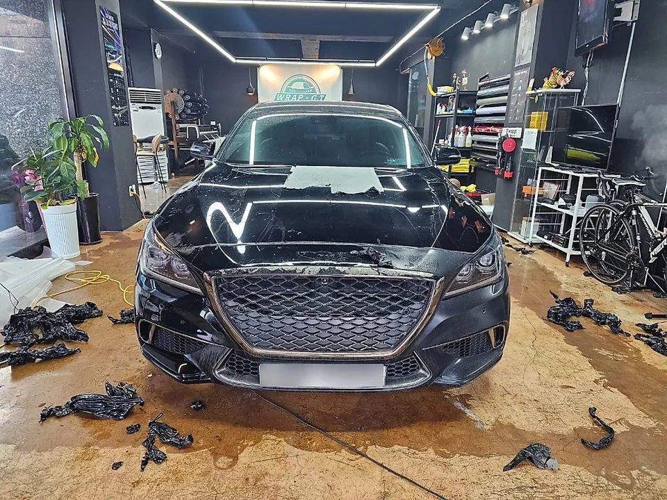 Genesis G80 Sportのカーラッピング事例|サテンブラックの高級感 施工写真 2-1
