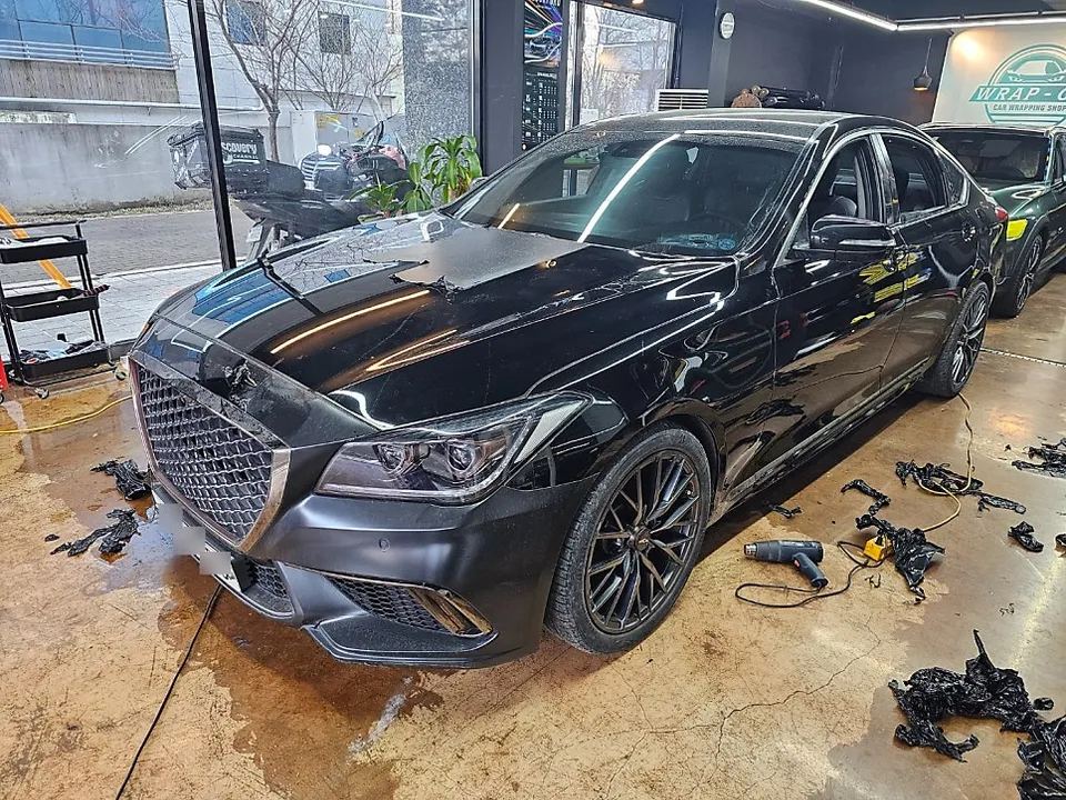 Genesis G80 Sportのカーラッピング事例|サテンブラックの高級感 施工写真 3-1