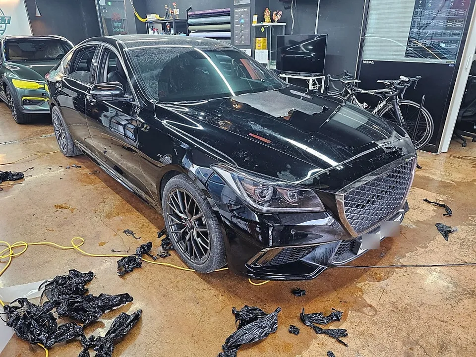 Genesis G80 Sportのカーラッピング事例|サテンブラックの高級感 施工写真 1-2
