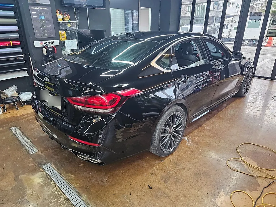 Genesis G80 Sportのカーラッピング事例|サテンブラックの高級感 施工写真 3-2