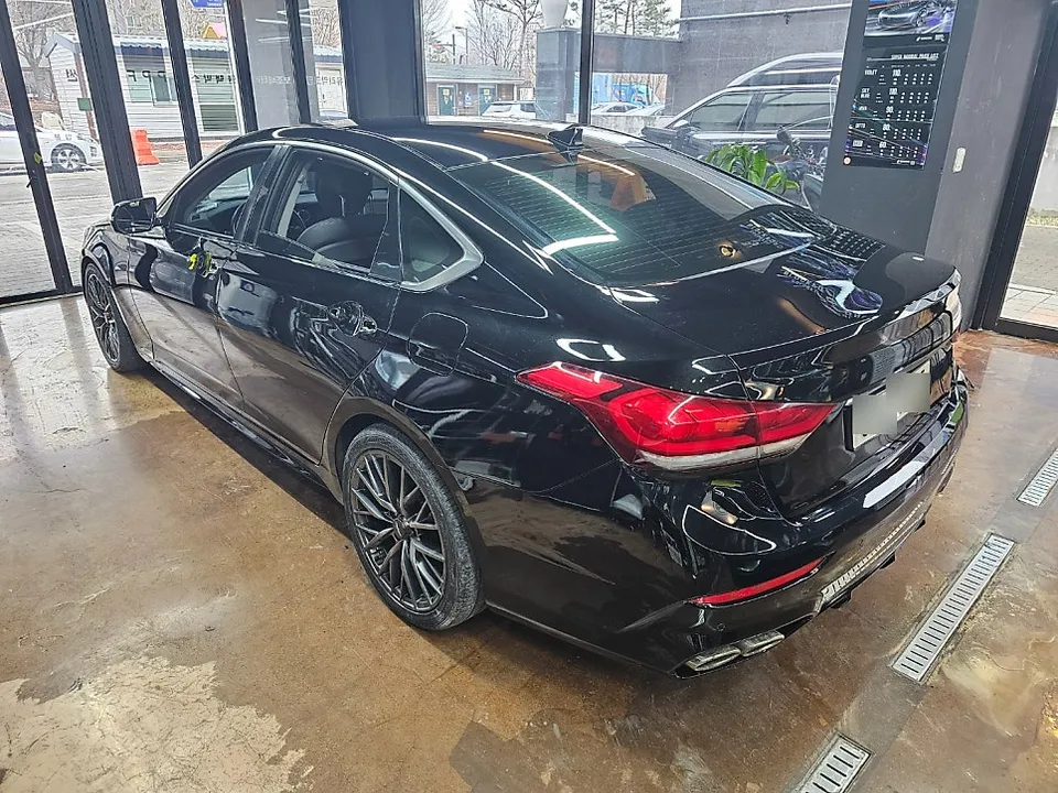 Genesis G80 Sportのカーラッピング事例|サテンブラックの高級感 施工写真 1-3