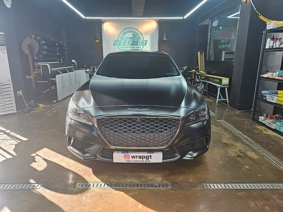Genesis G80 Sportのカーラッピング事例|サテンブラックの高級感 施工写真 2-3