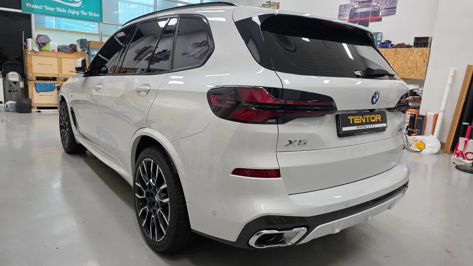 BMW X5のPPF施工事例|マットな質感へ変化 施工写真 2-1