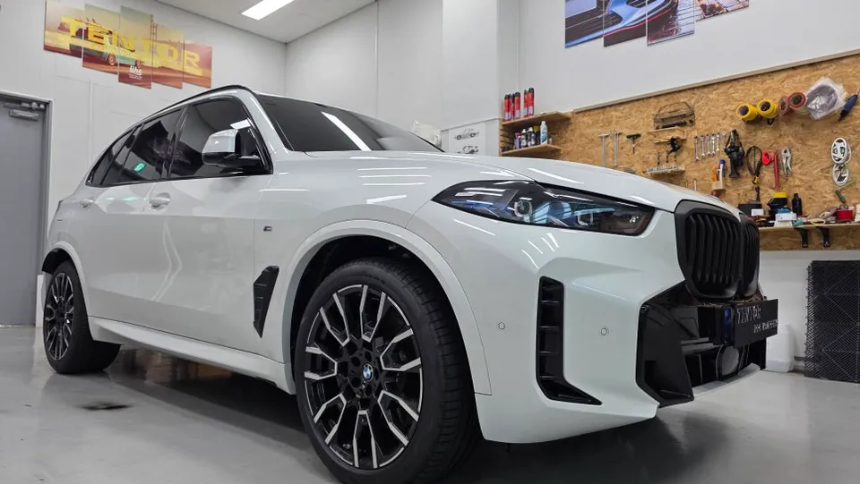BMW X5のPPF施工事例|マットな質感へ変化 施工写真 3-1