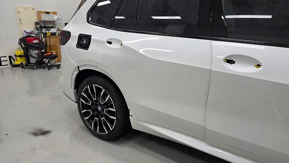 BMW X5のPPF施工事例|マットな質感へ変化 施工写真 1-2