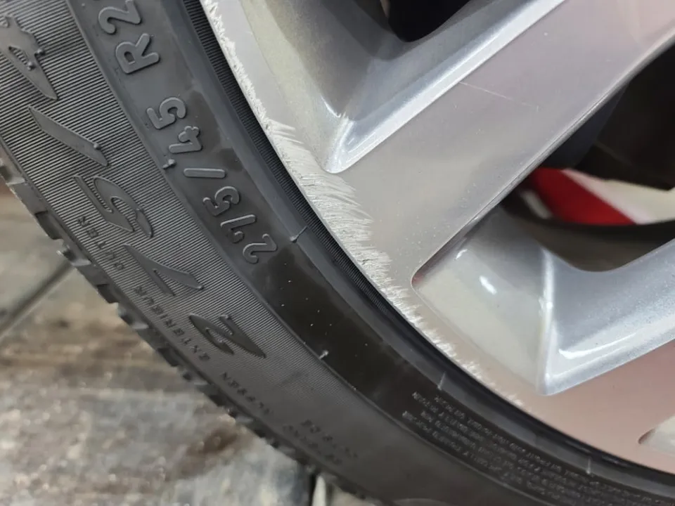 Land Rover Range Roverのホイールリペア・塗装事例 施工写真 2-2