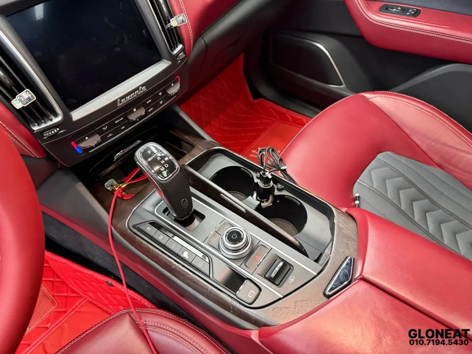 Maserati Levanteのカーラッピング事例:内装ウッドパネルのカスタム 施工写真 1-2