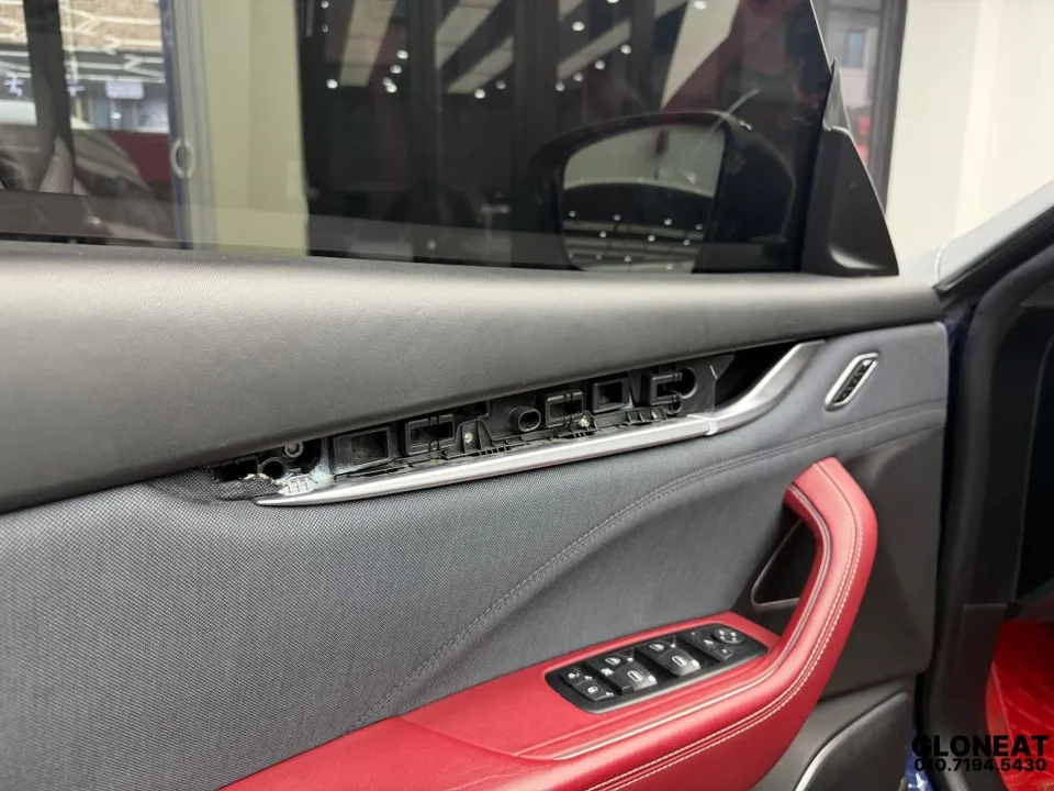 Maserati Levanteのカーラッピング事例:内装ウッドパネルのカスタム 施工写真 2-2