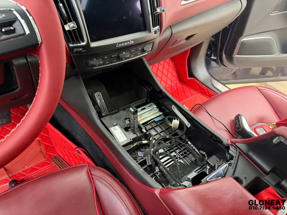 Maserati Levanteのカーラッピング事例:内装ウッドパネルのカスタム 施工写真 3-2