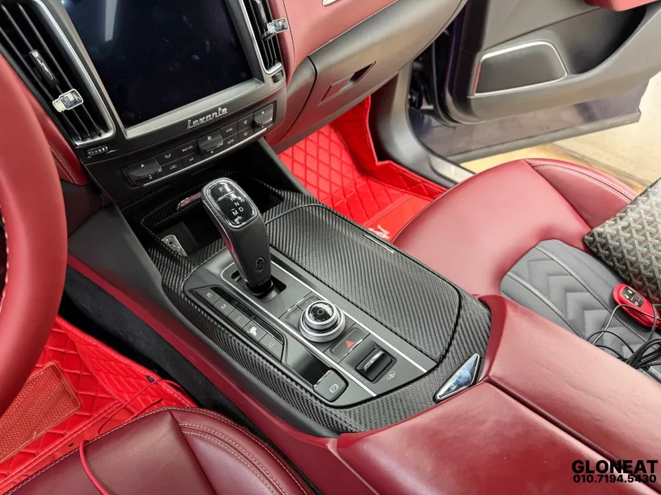 Maserati Levanteのカーラッピング事例:内装ウッドパネルのカスタム 施工写真 1-3