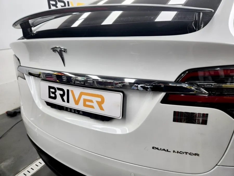 Tesla Model Xのカーラッピング事例 施工写真 3-2