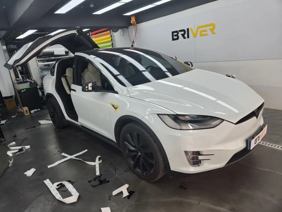 Tesla Model Xのカーラッピング事例 施工写真 4-2