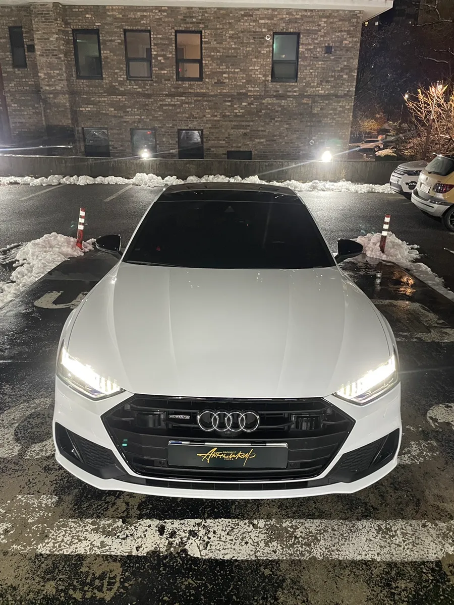 Audi A7のカーラッピング事例|高光沢ホワイトで雰囲気を一新 施工写真 3-1