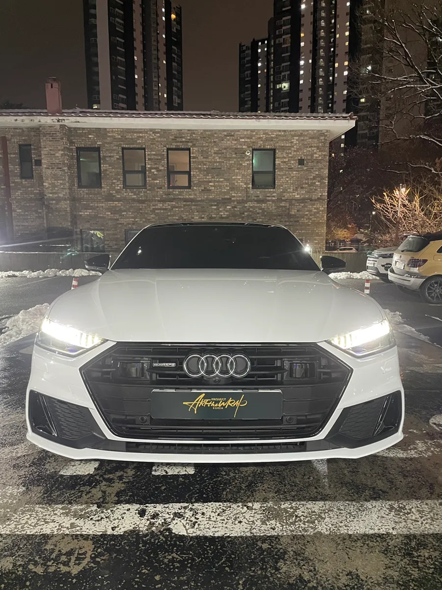 Audi A7のカーラッピング事例|高光沢ホワイトで雰囲気を一新 施工写真 1-2