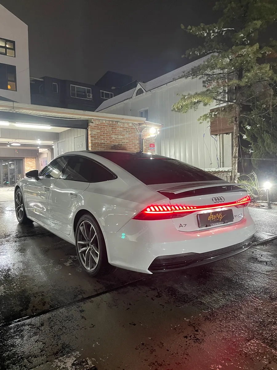 Audi A7のカーラッピング事例|高光沢ホワイトで雰囲気を一新 施工写真 3-2