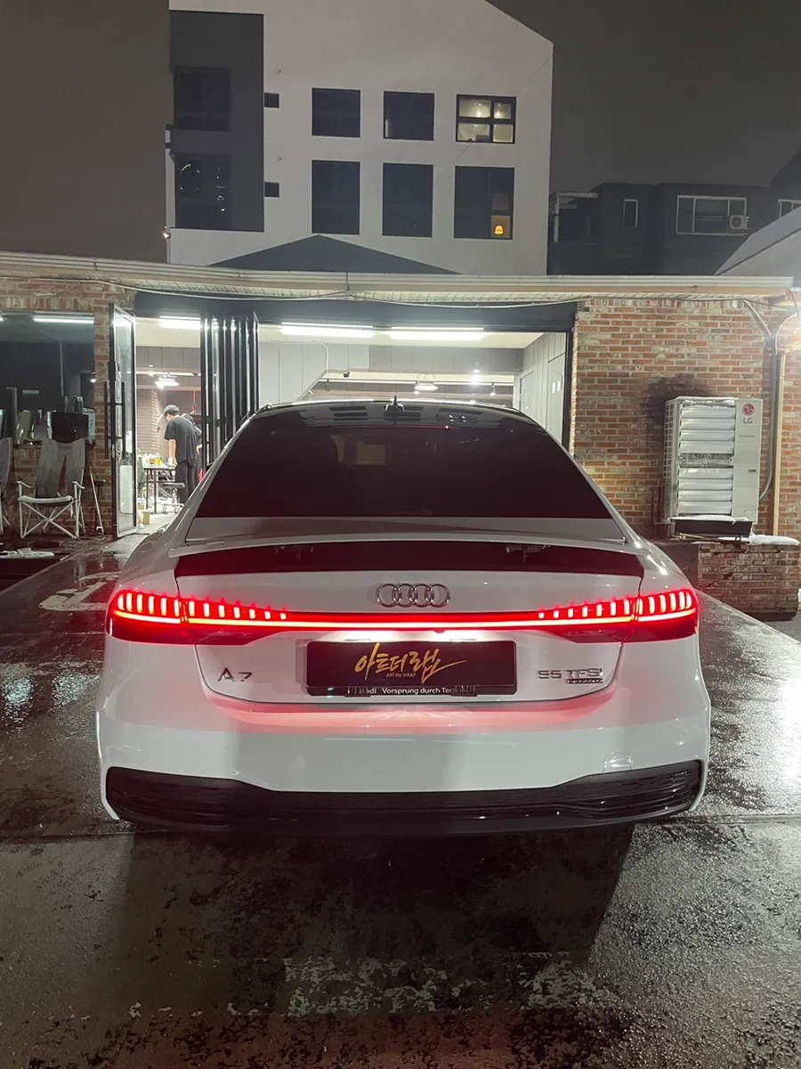 Audi A7のカーラッピング事例|高光沢ホワイトで雰囲気を一新 施工写真 1-3