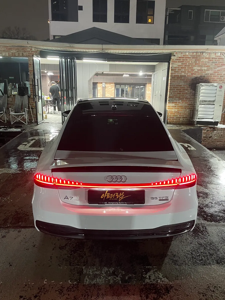 Audi A7のカーラッピング事例|高光沢ホワイトで雰囲気を一新 施工写真 2-3