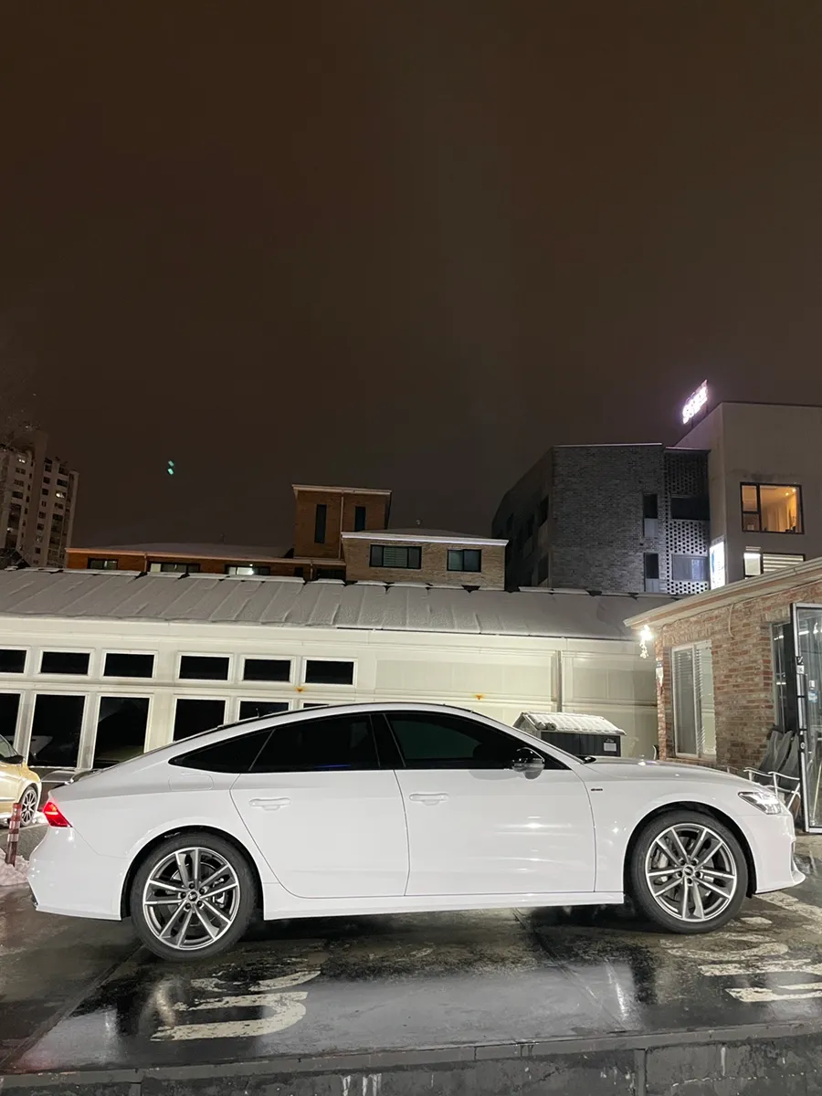 Audi A7のカーラッピング事例|高光沢ホワイトで雰囲気を一新 施工写真 3-3