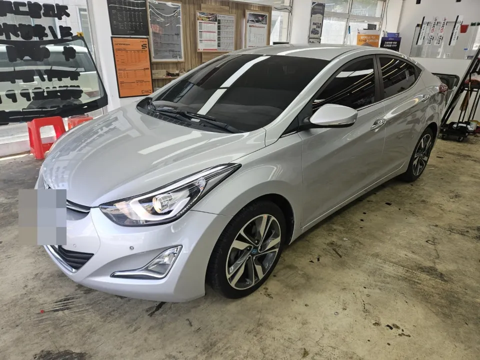 Hyundai Elantraのカーフィルム施工事例 施工写真 3