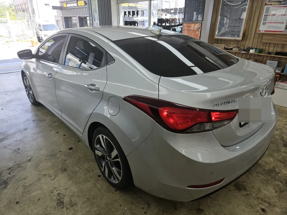 Hyundai Elantraのカーフィルム施工事例 施工写真 4