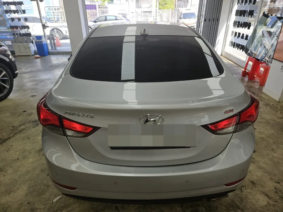 Hyundai Elantraのカーフィルム施工事例 施工写真 5