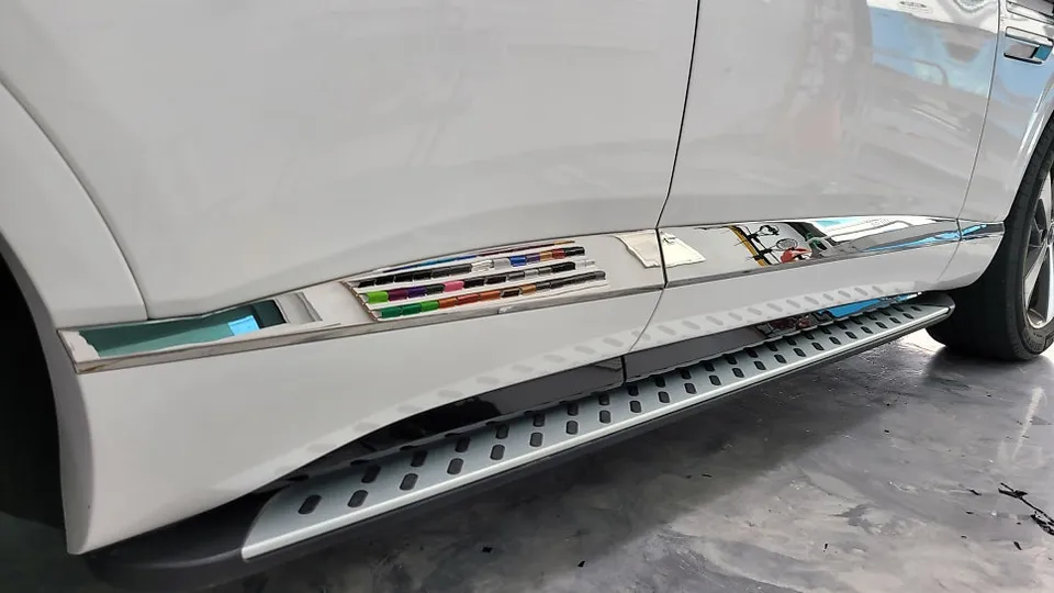 Genesis GV80のカーラッピング事例|クロームパーツの引き締め 施工写真 2-3