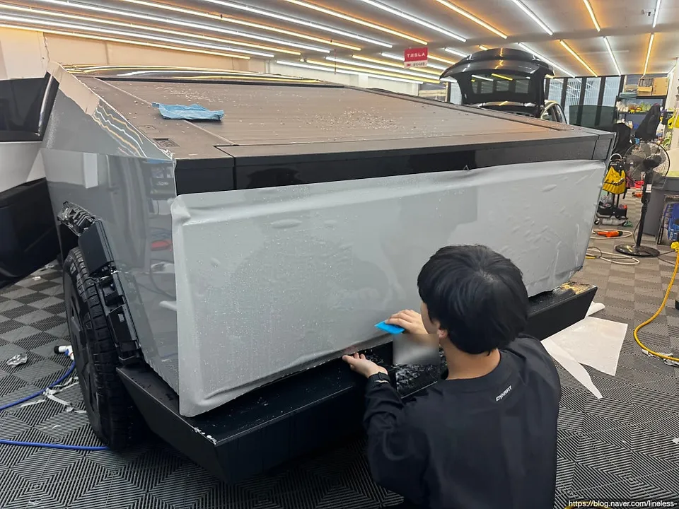 Tesla Cybertruck PPF施工事例｜ポルシェクレヨンカラー 施工写真 1-3