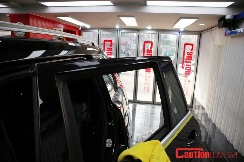 BMW XMのカーラッピング事例|クロームを際立たせるカスタム 施工写真 3-3