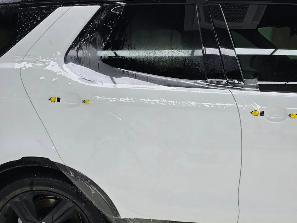 Land Rover DiscoveryのPPF施工事例｜黄変しにくいフィルム 施工写真 3-3
