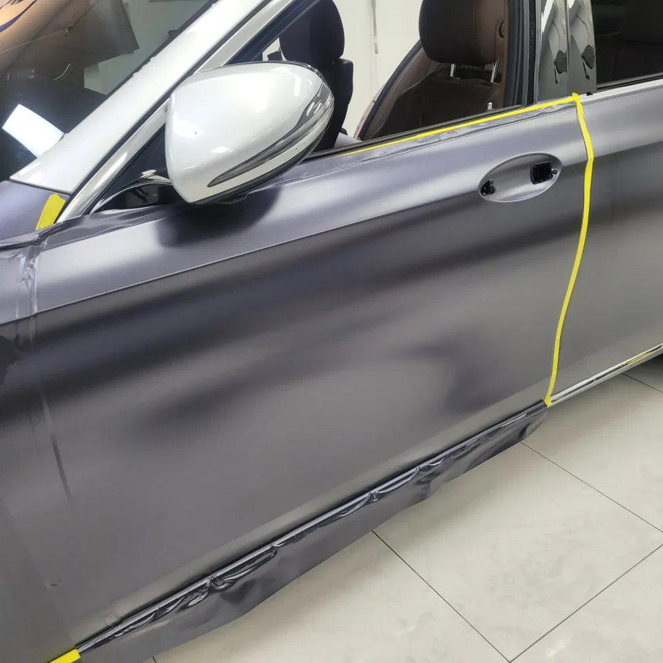 Mercedes-Benz Eクラスのカーラッピング事例：メタルダークグレーへの変身 施工写真 3-1