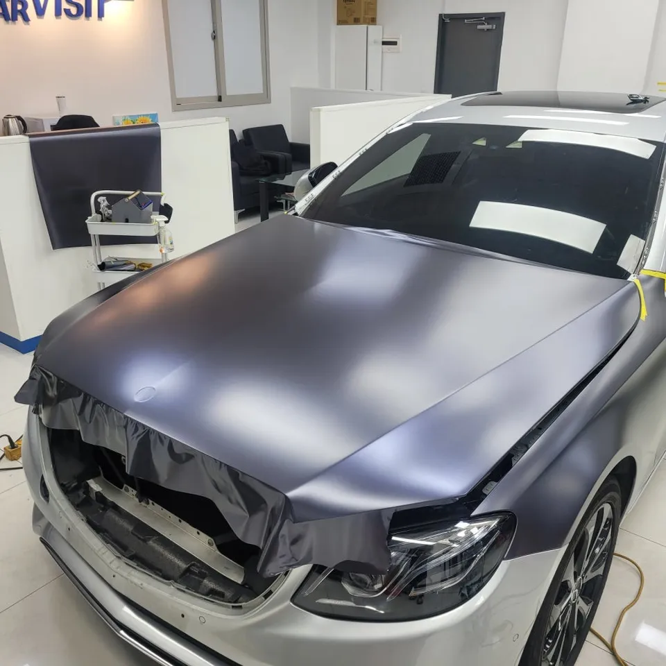 Mercedes-Benz Eクラスのカーラッピング事例：メタルダークグレーへの変身 施工写真 2-2