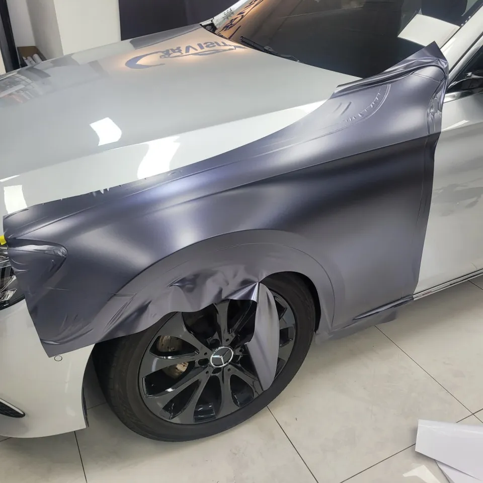 Mercedes-Benz Eクラスのカーラッピング事例：メタルダークグレーへの変身 施工写真 3-2