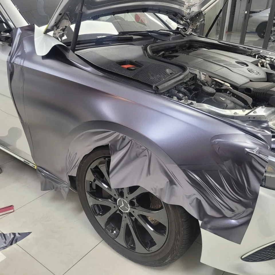Mercedes-Benz Eクラスのカーラッピング事例：メタルダークグレーへの変身 施工写真 1-3