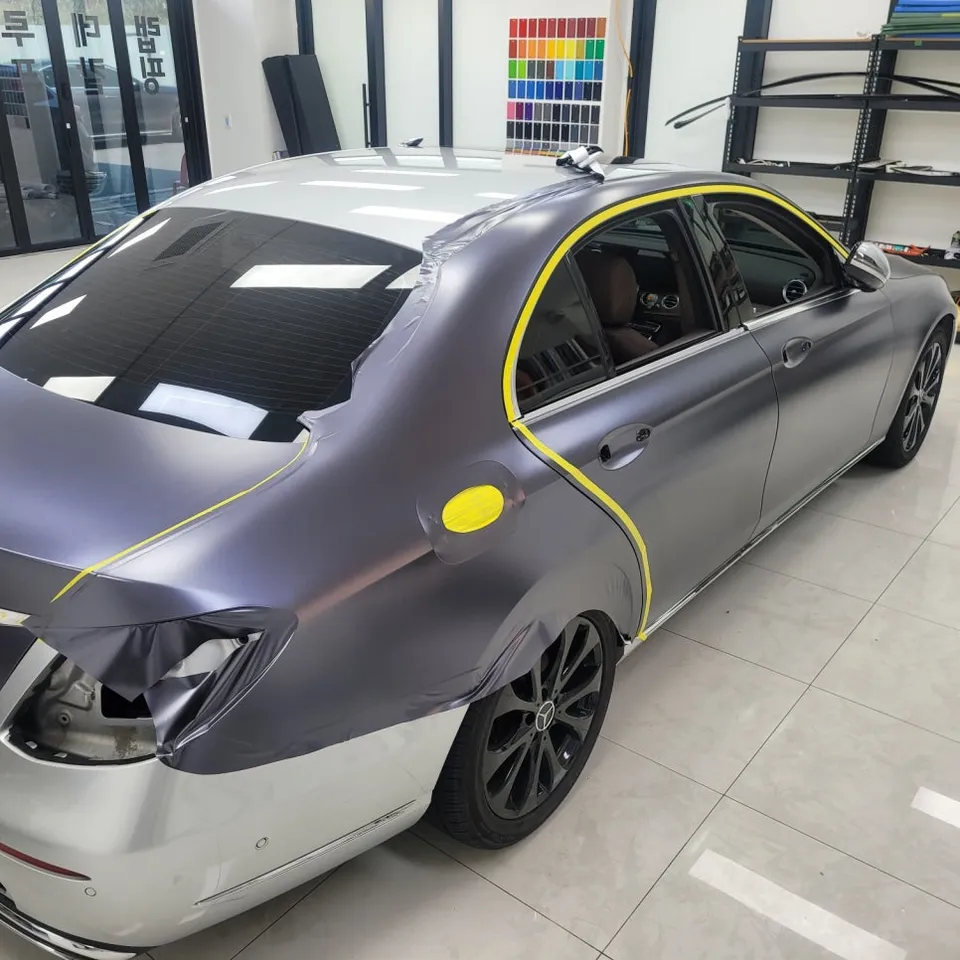 Mercedes-Benz Eクラスのカーラッピング事例：メタルダークグレーへの変身 施工写真 2-3