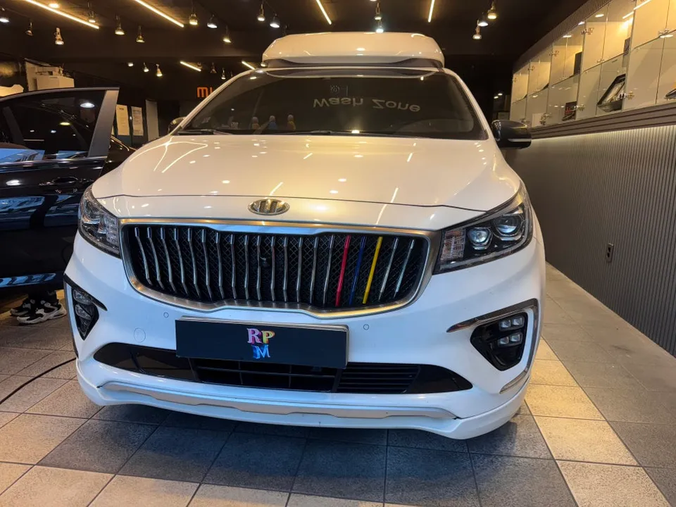 Kia Carnival Hi-Limousine ambient lighting review