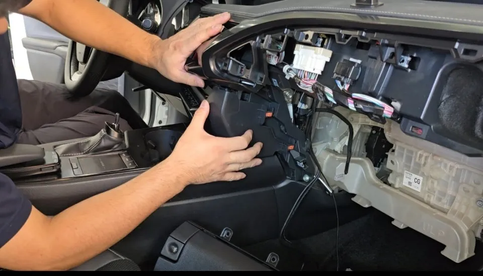 Lexus UXのAndroid Auto・CarPlay取付事例 施工写真 4-1