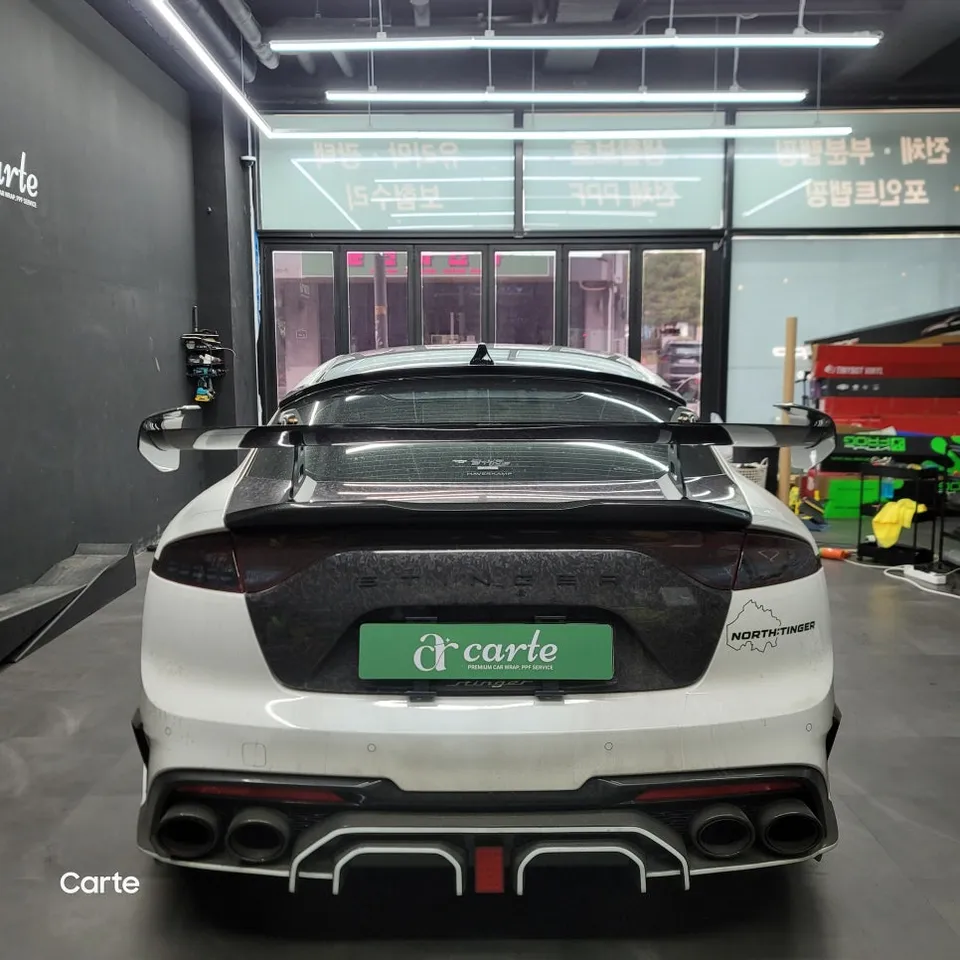 Kia Stingerのカーラッピング事例|費用目安・仕上がり 施工写真 1-1
