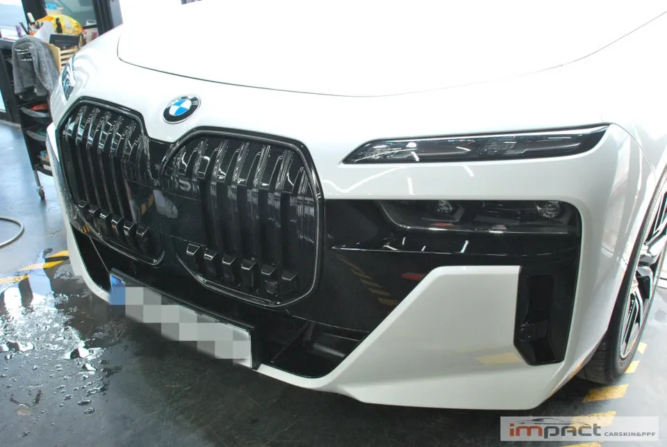 BMW i7のヘッドライトPPF施工事例|費用目安と効果 施工写真 2-1