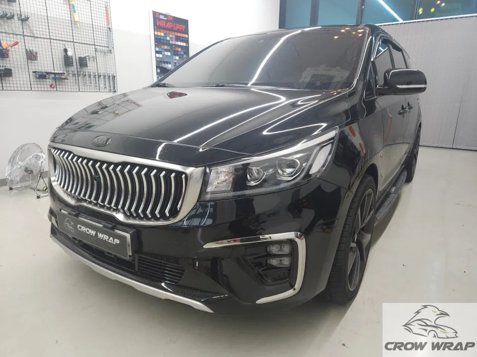 Kia Carnivalのカーラッピング事例|高級感あるデュオトーン仕様 施工写真 1-1