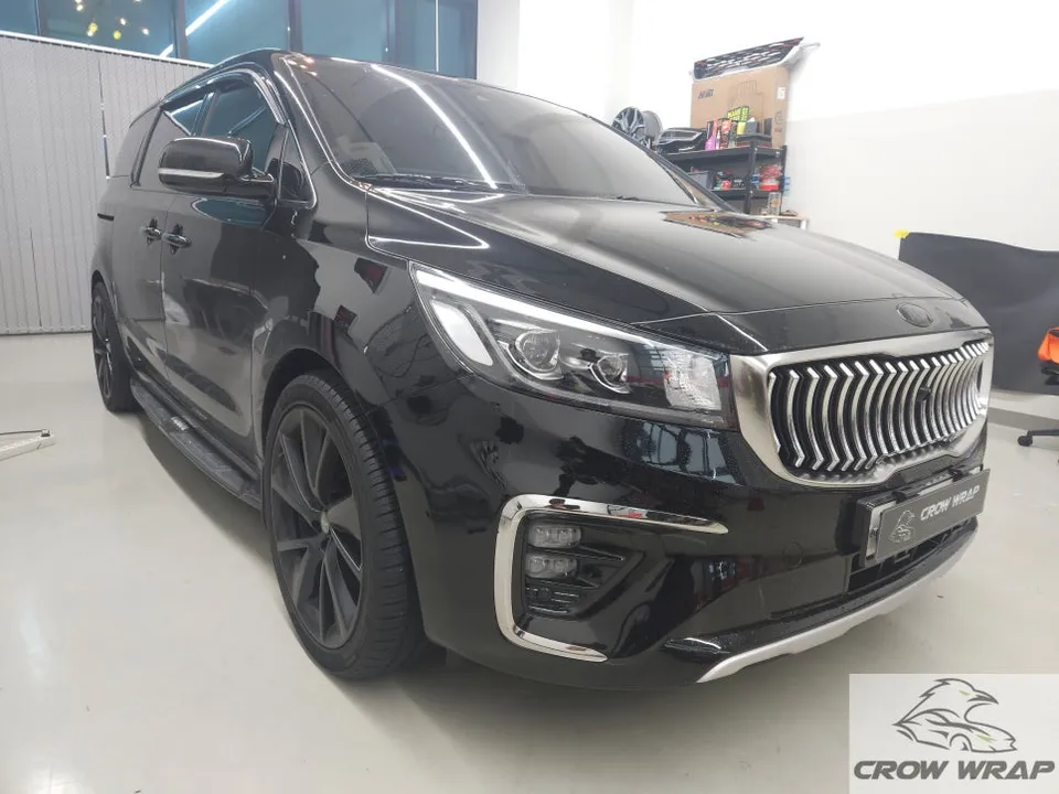 Kia Carnivalのカーラッピング事例|高級感あるデュオトーン仕様 施工写真 2-1