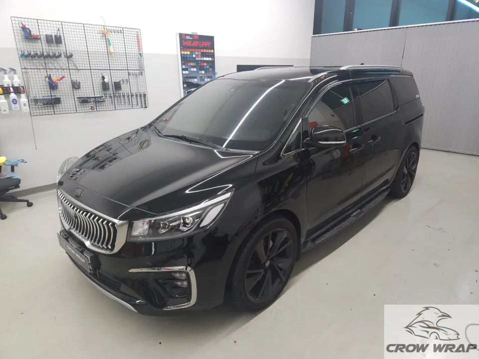 Kia Carnivalのカーラッピング事例|高級感あるデュオトーン仕様 施工写真 3-1