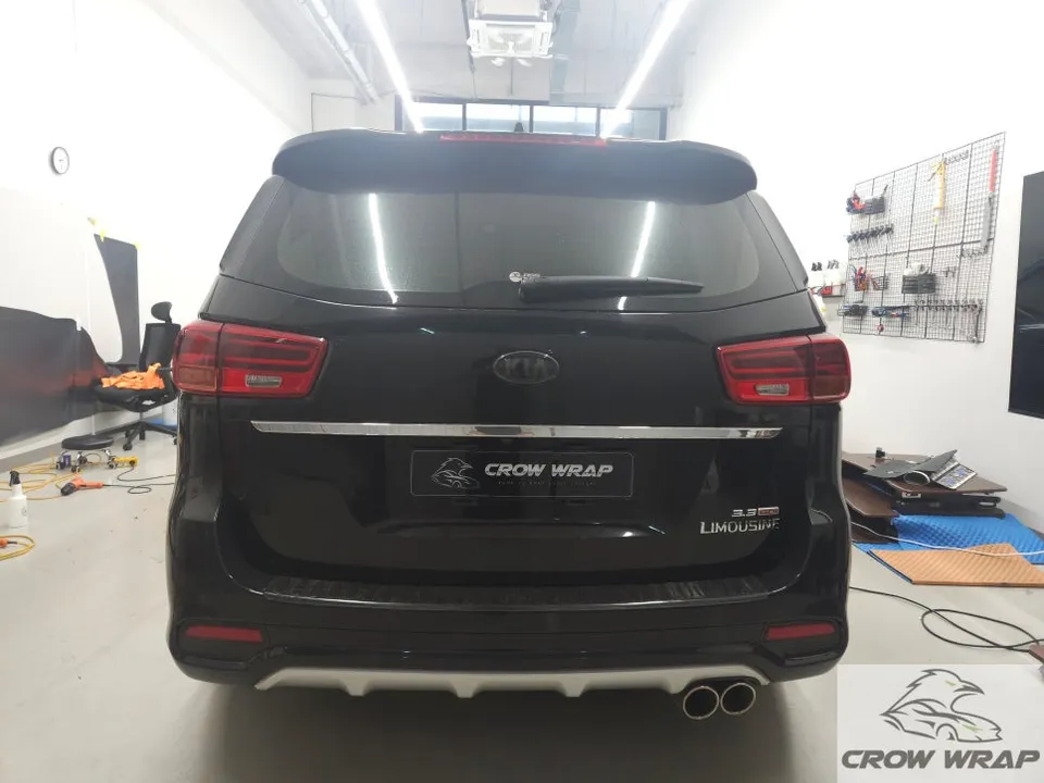 Kia Carnivalのカーラッピング事例|高級感あるデュオトーン仕様 施工写真 1-2